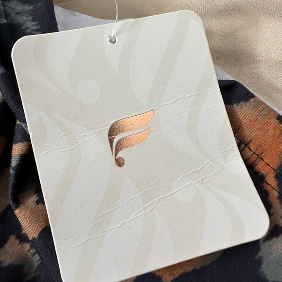 Nwt- Oasis Twist Wild Camo Sports Tank from Fabletics! - Picture 9 of 10